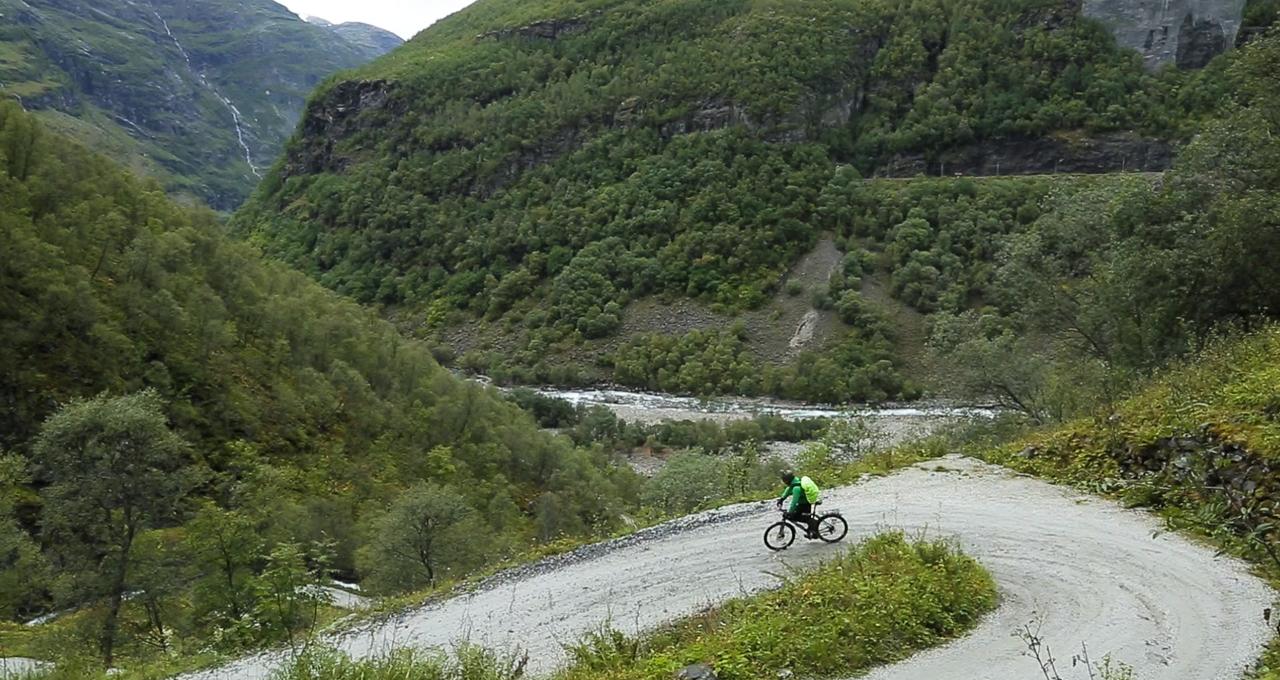 Martin Örnroth cyklar längs Rallarvägen mellan Myrdal och Flåm